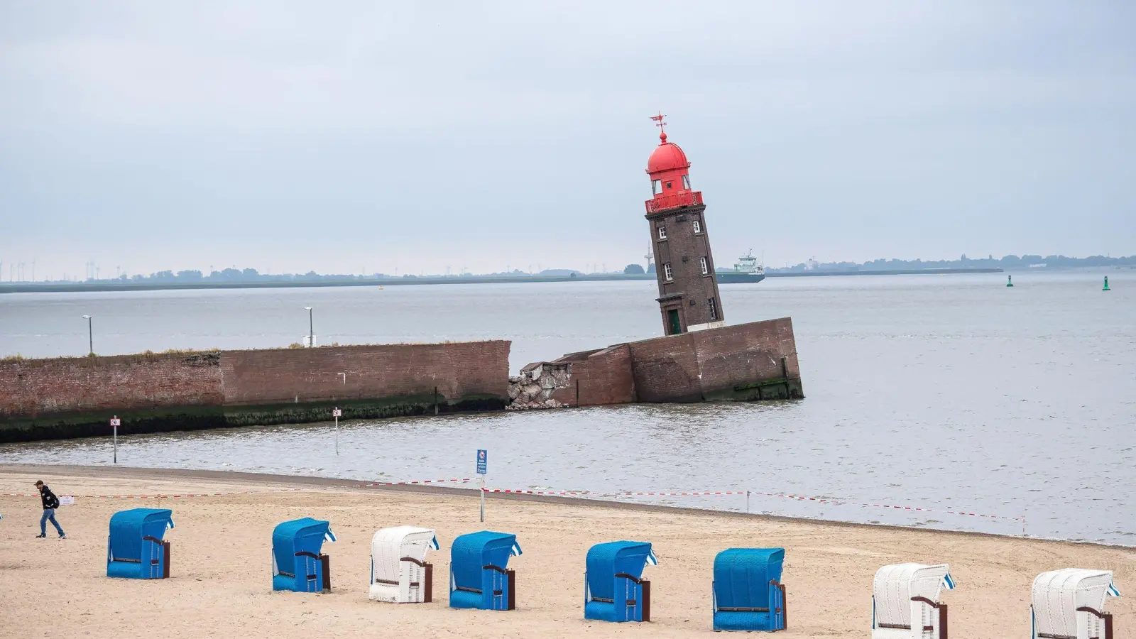 Teile der Nordmole in Bremerhaven sind in der Nacht zum Donnerstag eingesackt. (Foto: Sina Schuldt/dpa)