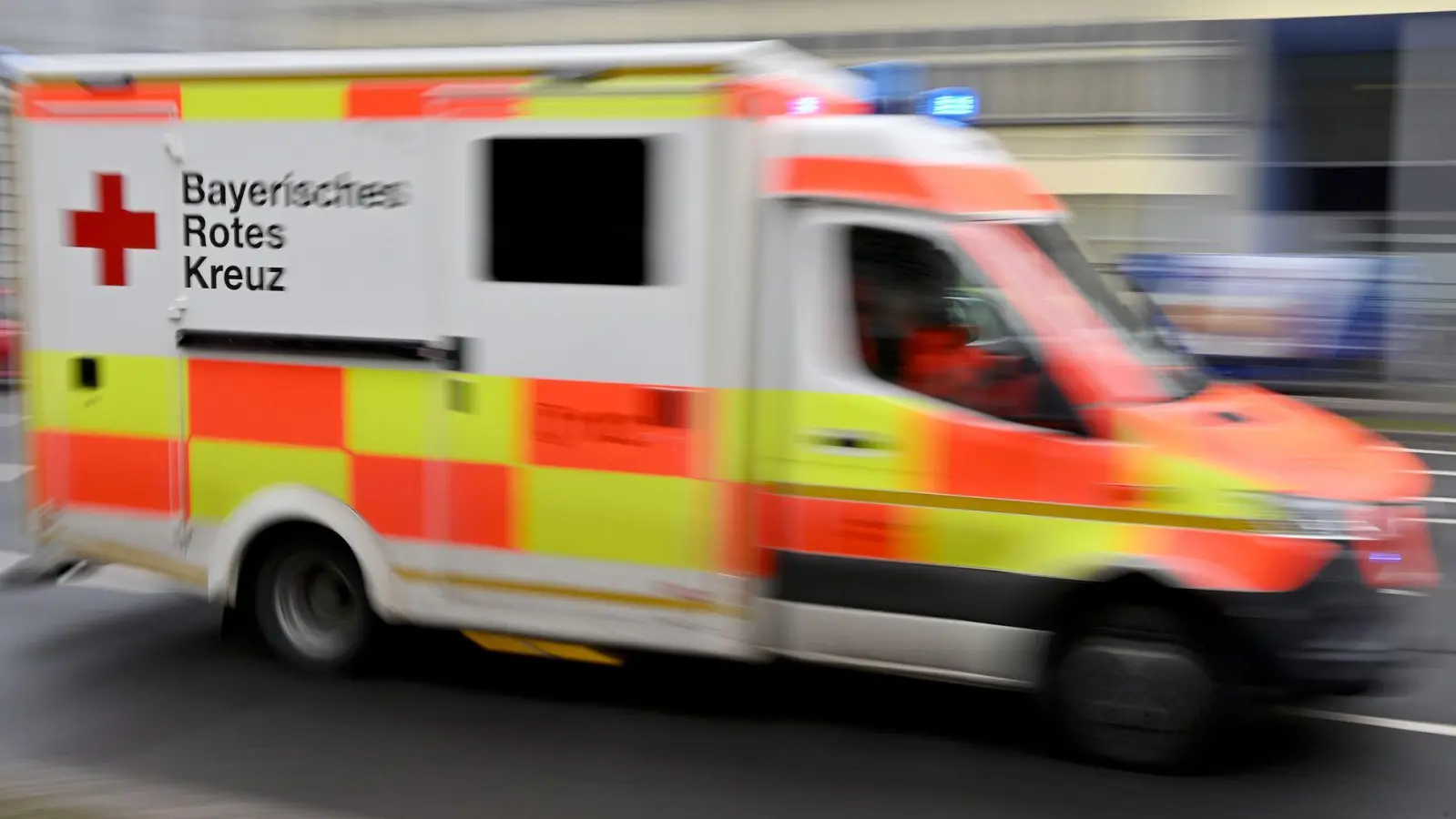 In Oberbayern wurde ein dreijähriges Kind ins Krankenhaus gebracht, das zuvor gegen ein fahrendes Auto gelaufen war. (Symbolbild) (Foto: Peter Kneffel/dpa)