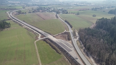 Der Bau der Ortsumfahrung von Sommerau ist inzwischen weit fortgeschritten. Ab Montag wird die neue Trasse an die Staatsstraße 1066 sowie an den Rehau-Kreisverkehr (im Hintergrund) angebunden. (Foto: Stadt Feuchtwangen/Werner Tippmann)