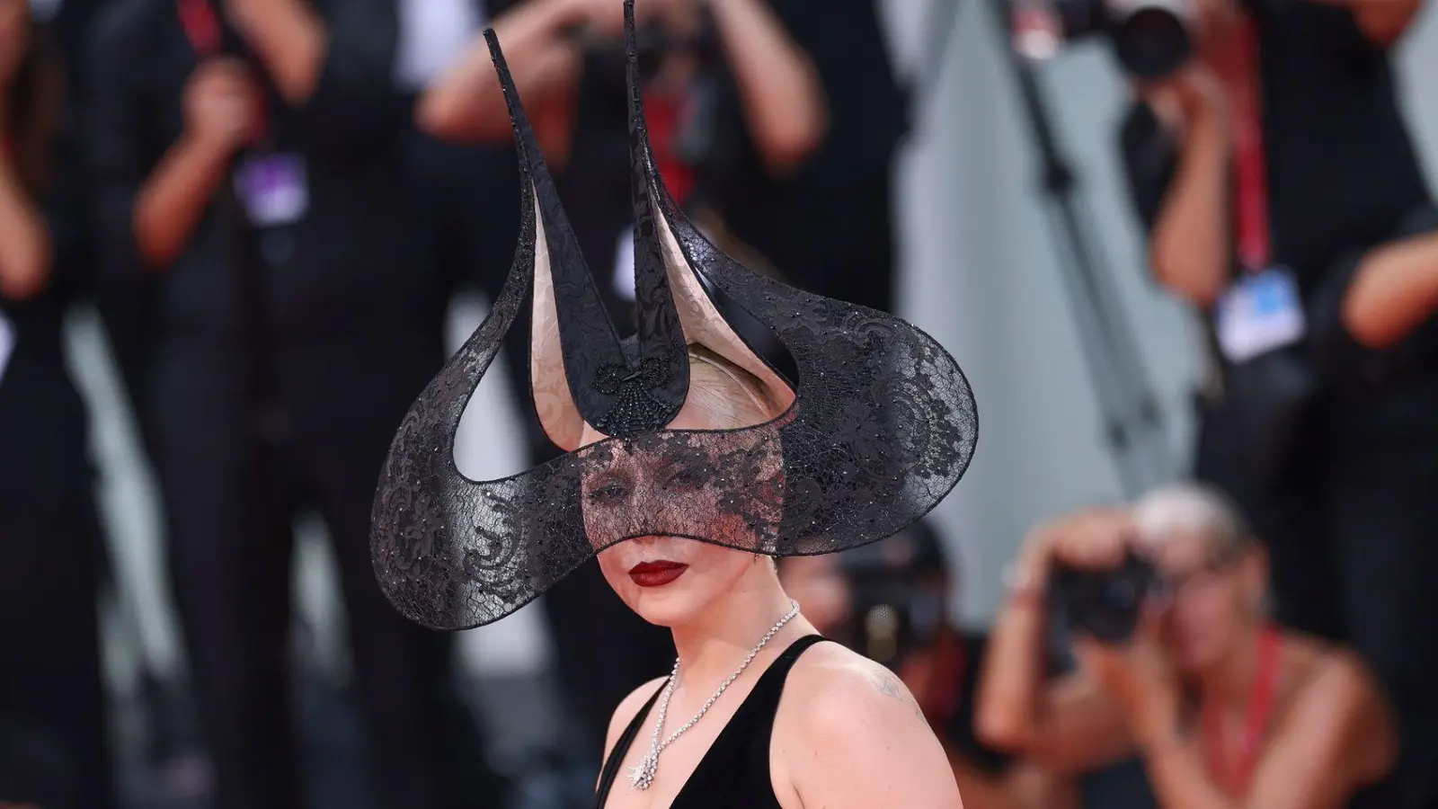 Hunderte Fans schrien bei Lady Gagas Ankunft ihren Namen. (Foto: Vianney Le Caer/Invision/AP/dpa)