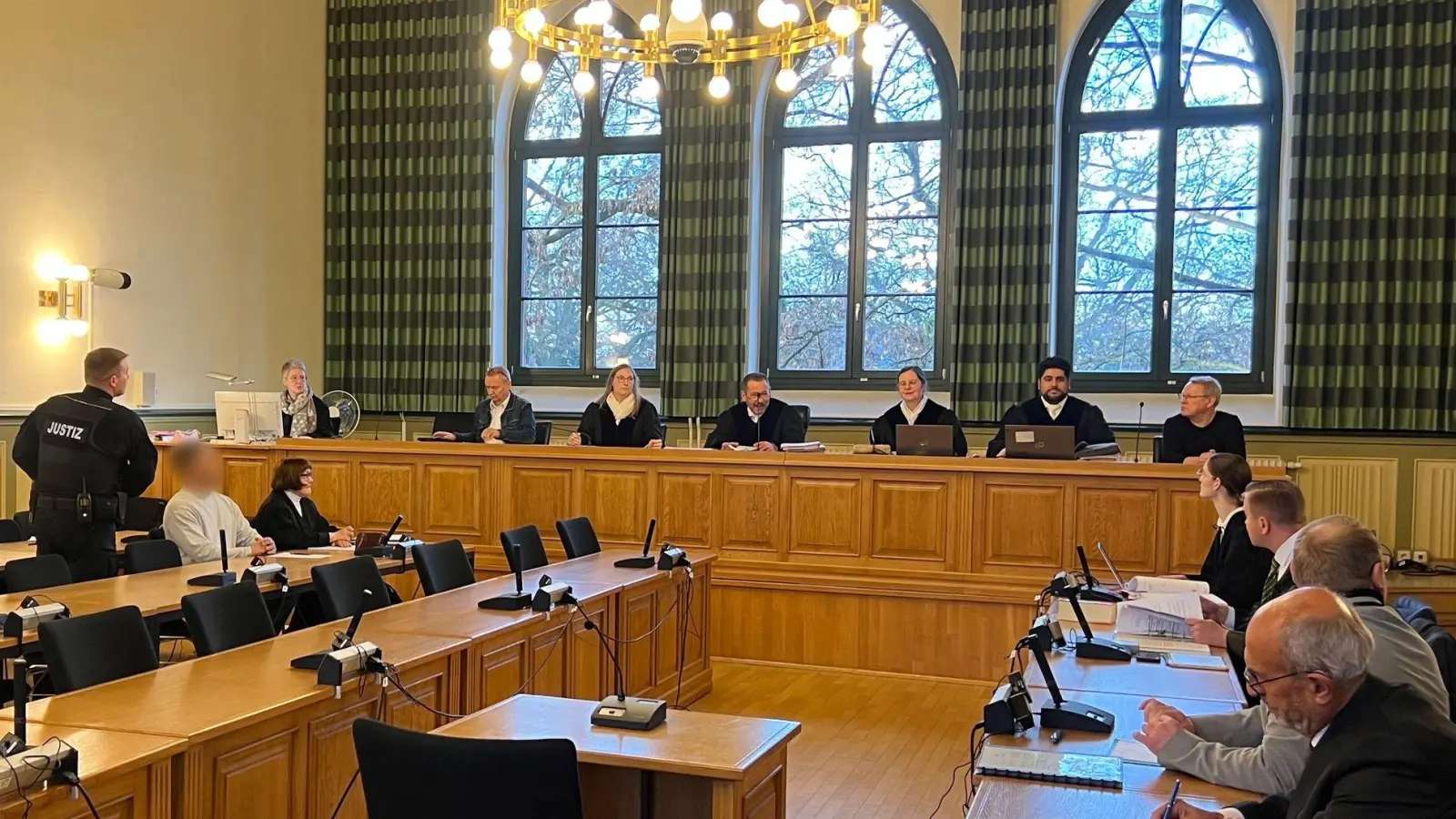 Der angeklagte Häftling ließ über seine Verteidigerin erklären, dass er sich zu einem späteren Zeitpunkt im Landgericht Stendal äußern wird. Er soll seine Ehefrau während eines Besuchs in einer sogenannten Liebeszelle in der Justizvollzugsanstalt Burg erwürgt haben. (Foto: Christopher Kissmann/dpa)