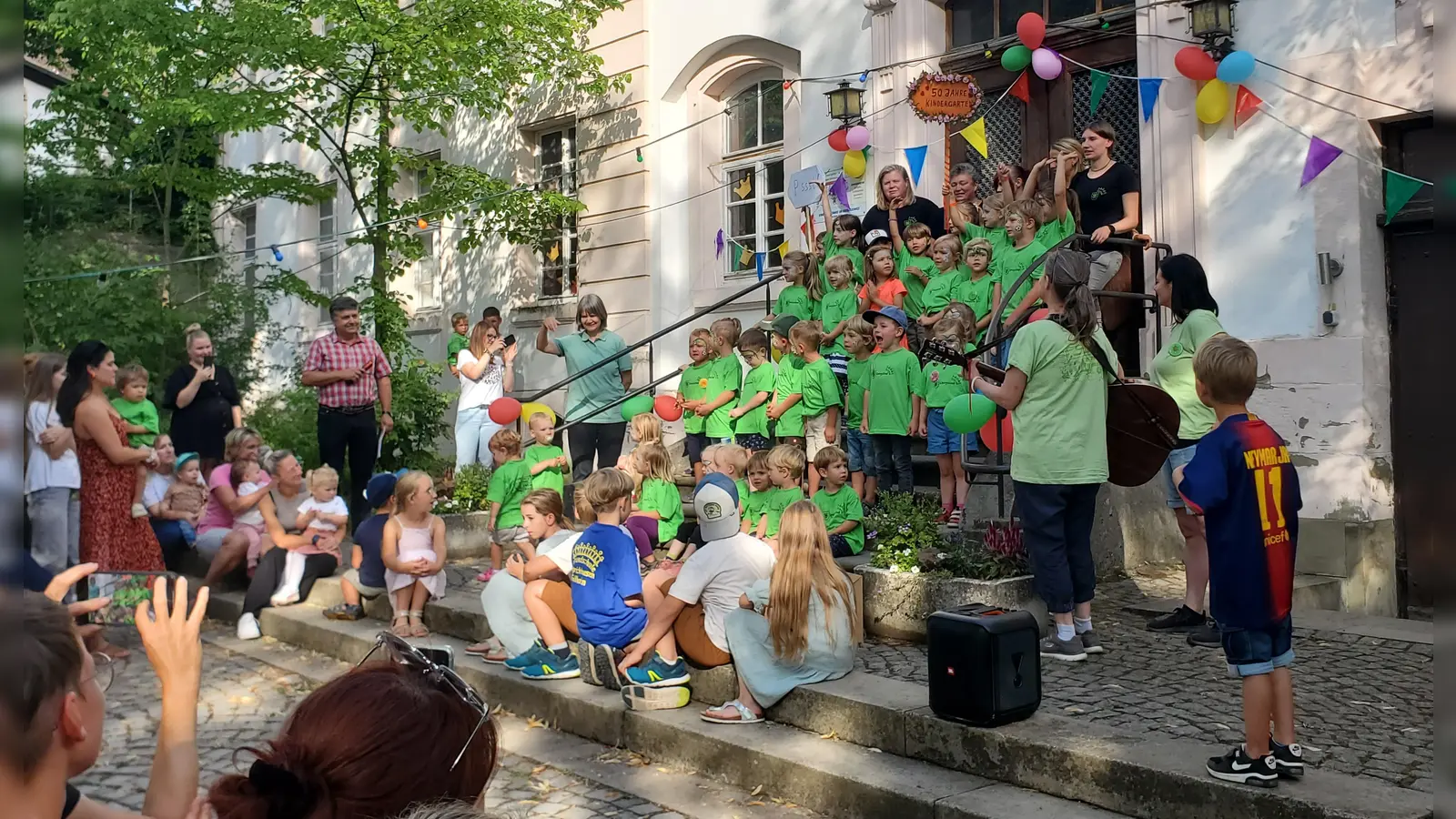 „Wo hat der Bürgermeister schon im Sand gespielt”, sangen die „Königskinder” begeistert. Auch wo der Polizist sich in der Räuberhöhle versteckt und der Pfarrer seine Fäuste ausprobiert hat, war zu erfahren. Na logo: im Kindergarten.  (Foto: Ulli Ganter)