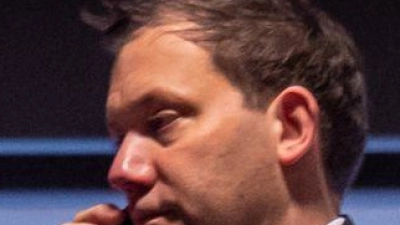 Finanzminister Lars Klingbeil (SPD) muss im Alltag viel Zeit am Handy verbringen - und will es an Weihnachten bewusst ausschalten. (Archivbild)  (Foto: Michael Kappeler/dpa)