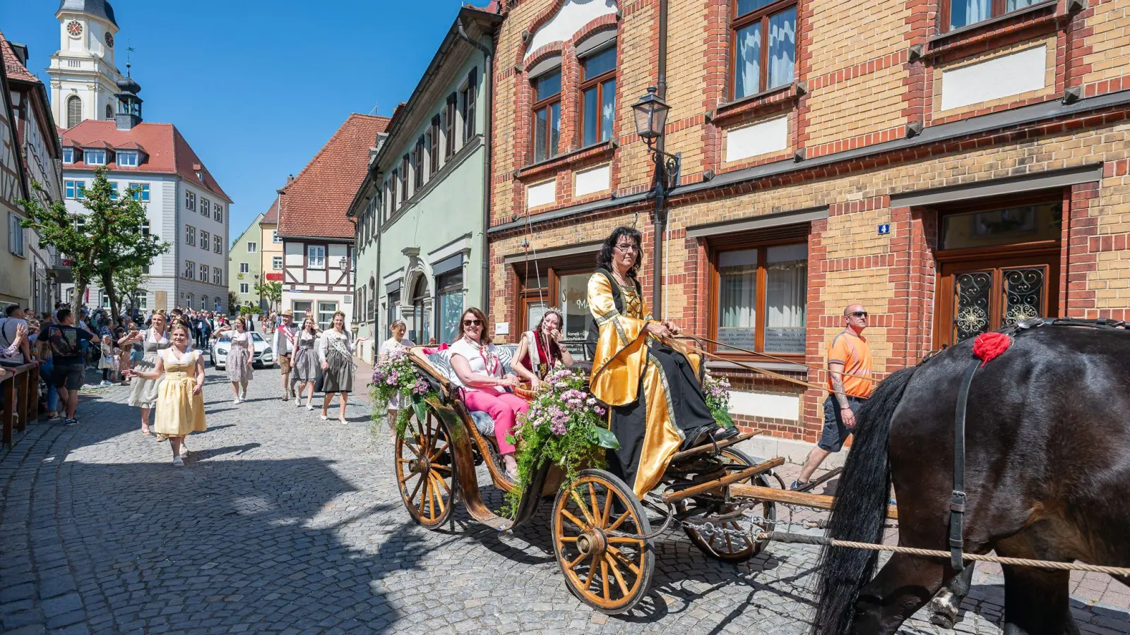 Die Kutsche am Kopf des Zuges: Regierungsvizepräsidentin und Schirmherrin Birgit Riesner teilt sich das angenehme Transportmittel mit der neuen Maienkönigin Julia Anwander. (Foto: Mirko Fryska)