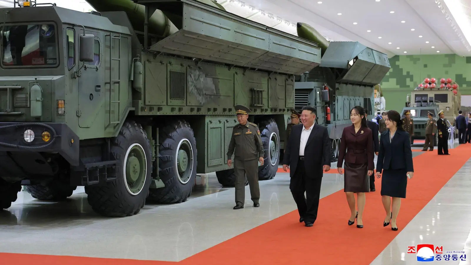 Kim Jong Un eröffnete das Museum mit seiner Frau und seiner Tochter. (Archivbild) (Foto: Uncredited/KCNA via KNS via AP/dpa)