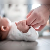 Wie soll das Baby heißen? Ob ein Name beliebt oder eher ungewöhnlich ist, erfahren Eltern beim Studium von Namenshitlisten. (Foto: Fabian Strauch/dpa)