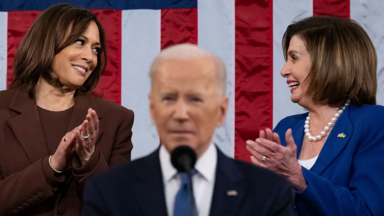 Einst vereint in trauter Dreisamkeit: Vizepräsidentin Harris, Präsident Biden und Parlaments-Frontfrau Pelosi. (Archivbild) (Foto: Saul Loeb/Pool AFP via AP/dpa)