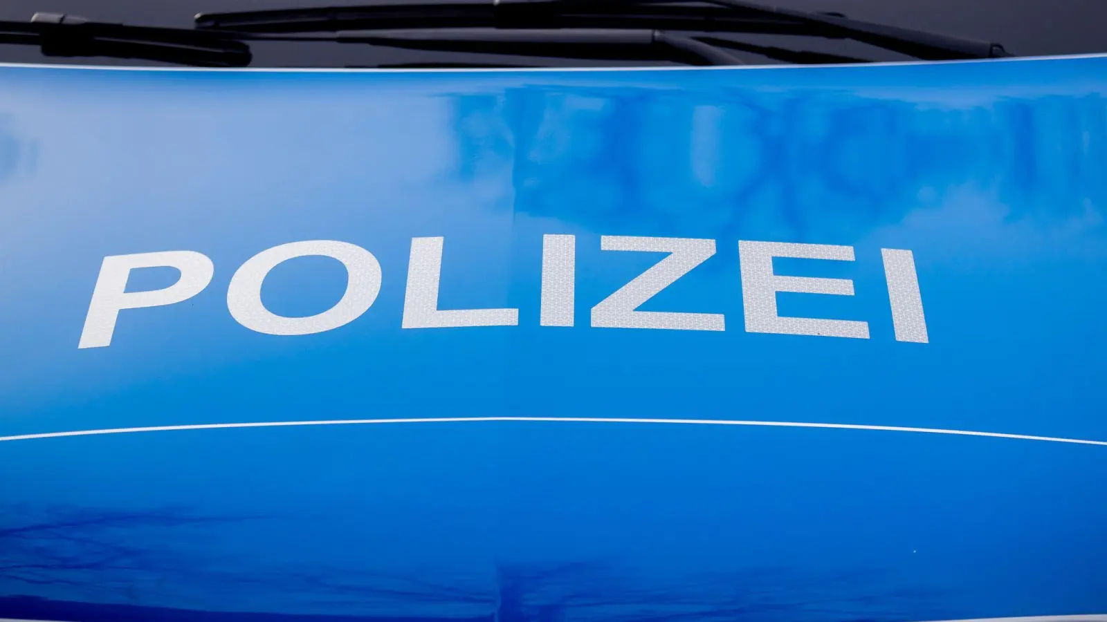 Der Polizei-Schriftzug steht auf einem Einsatzfahrzeug. (Foto: Christoph Soeder/dpa/Symbolbild)