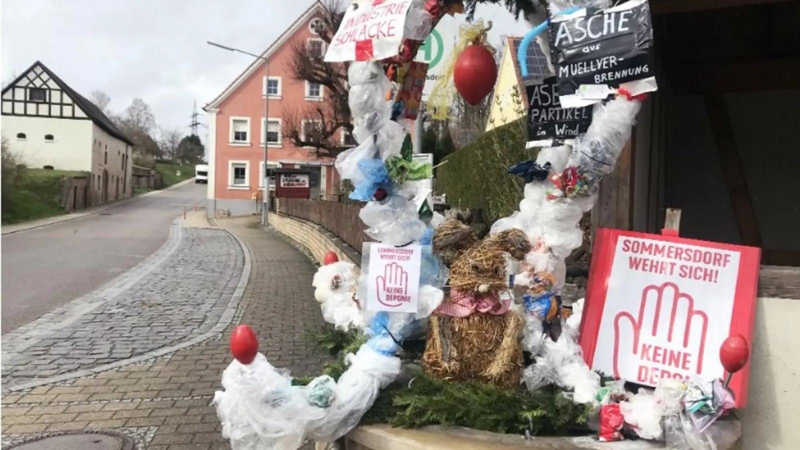 Protest-Osterbrunnen in Sommersdorf (Foto: Interessengemeinschaft "Keine Deponie Sommersdorf")