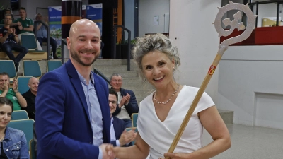 Bürgermeisterin Dorina Jechnerer übergibt ihrem Amtsnachfolger als Sinnbild für die Fürsorgepflicht den Bischofsstab, den sie bei ihrem Amtsantritt von einem Elbersrother Bürger erhalten hatte. (Foto: Günther Holzinger)