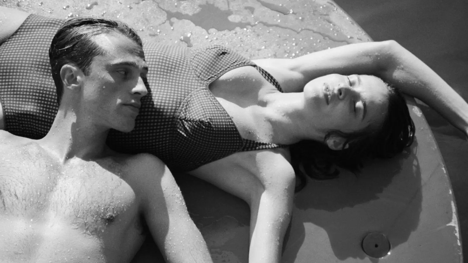 Benjamin Voisin als Meursault und Rebecca Marder als Marie in einer Szene des Films „Der Fremde“. (Foto: Carole Bethuel/Weltkino FIlmverleih/dpa)