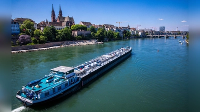 Das Grundwasser entlang des Oberrheins ist nach einer Studie erheblich mit Schadstoffen belastet (Archivbild). (Foto: Jens Büttner/dpa)