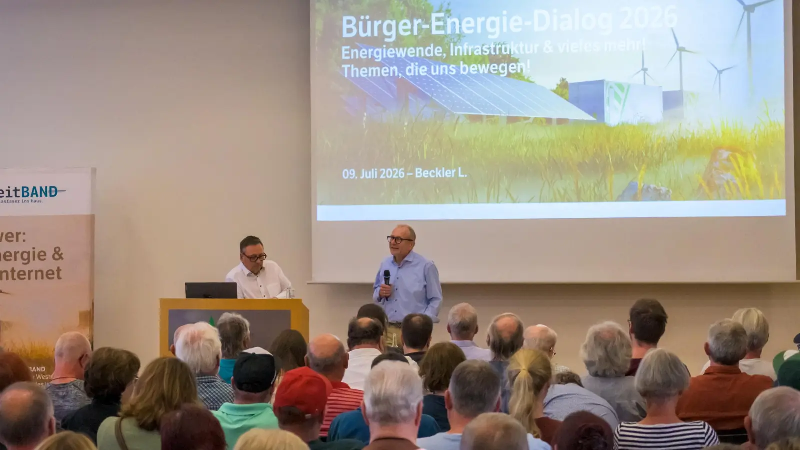 Beim vierten Bürger-Energie-Dialog der Stadtwerke Feuchtwangen sorgte die geplante Biogasanlage für eine emotionale Debatte. Rund 200 Interessierte besuchten die Veranstaltung in der BauAkademie. Bürgermeister Dr. Ulrich Grünwald und der technische Leiter der Stadtwerke, Lothar Beckler, standen Rede und Antwort. (Foto: René Chlopotowski)
