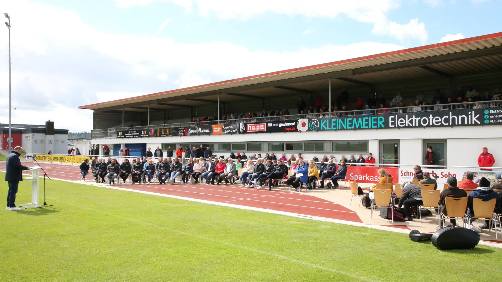 Nicht nur optisch modernisiert, sondern auch technisch und energetisch auf Vordermann gebraucht wurde das Tribünengebäude im Leutershäuser Stadion, das Bürgermeister Markus Liebich (links) nun feierlich einweihte. (Foto: Alexander Biernoth)