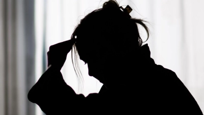 Viele junge Menschen nutzen KI-Chatbots, um über seelische Probleme zu sprechen – Experten warnen vor Risiken. (Symbolbild)  (Foto: Julian Stratenschulte/dpa)