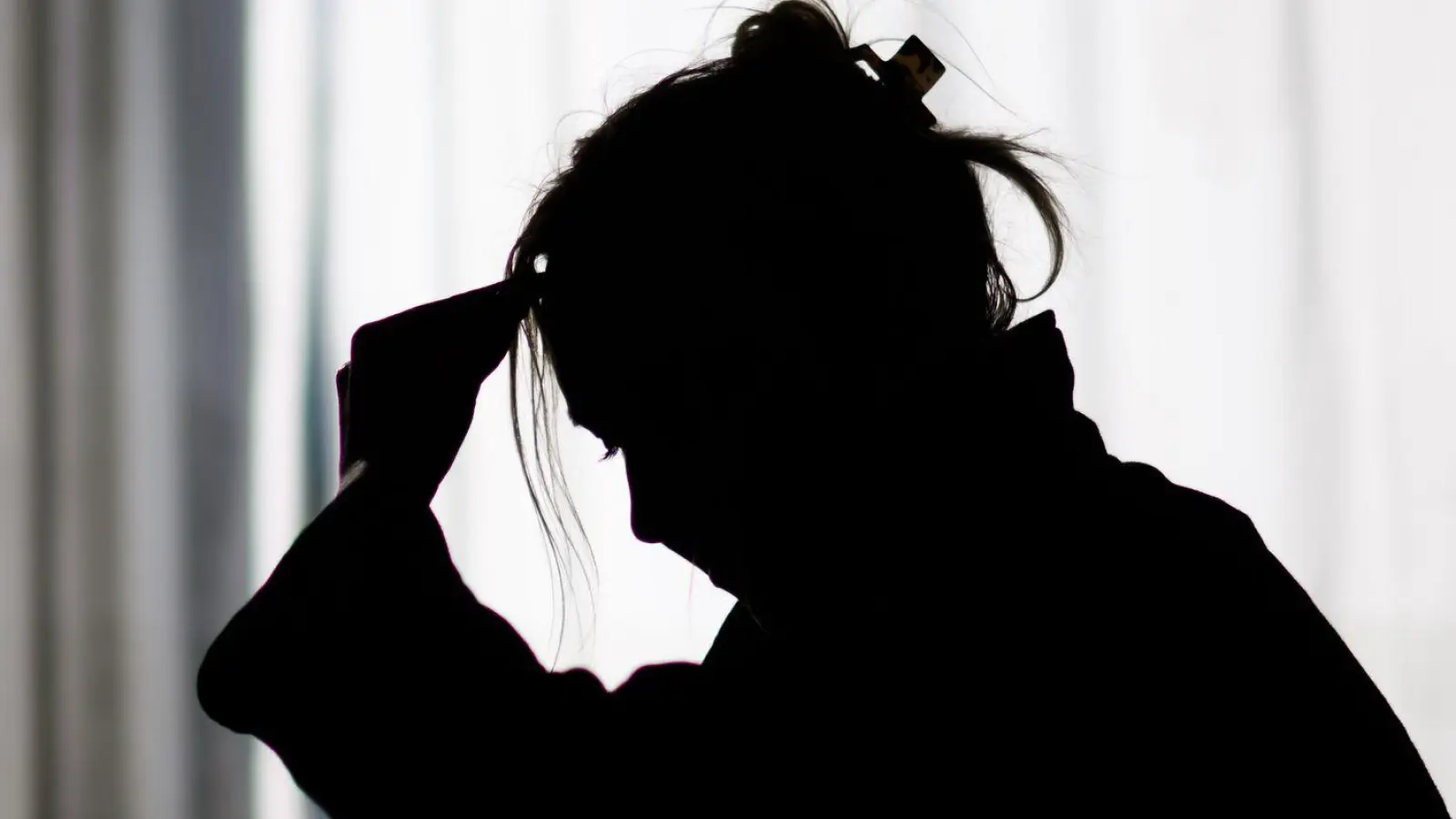 Viele junge Menschen nutzen KI-Chatbots, um über seelische Probleme zu sprechen – Experten warnen vor Risiken. (Symbolbild)  (Foto: Julian Stratenschulte/dpa)