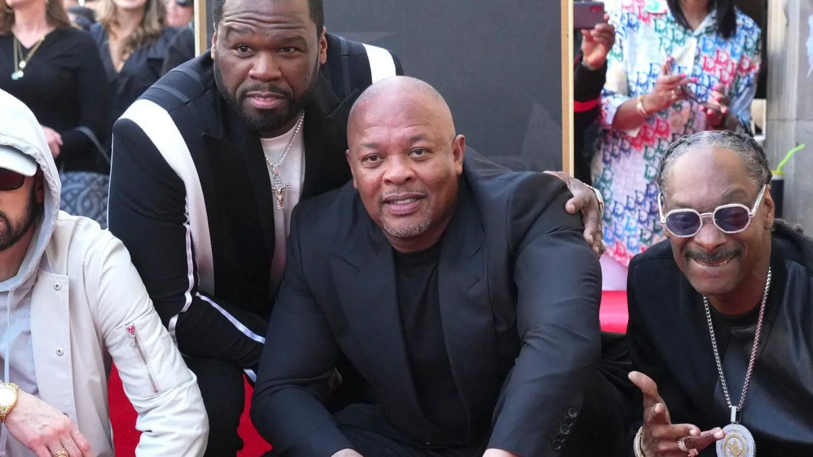 Eminem (l-r), 50 Cent, Dr. Dre und Snoop Dogg nehmen an der Zeremonie teil, bei der Dr. Dre mit einem Stern auf dem Hollywood Walk of Fame geehrt wird. (Foto: Jordan Strauss/Invision/AP/dpa)