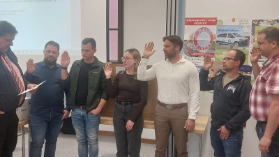 Bürgermeister Reinhard Seefried (links) vereidigt die neuen Gemeinderatsmitglieder (weiter von links): Lukas Gasch, Tobias Kallert, Annalena Brehm, Sebastian Friedrichs, Christian Halter und Matthias Lösch. (Foto: Sandra Buchwald)
