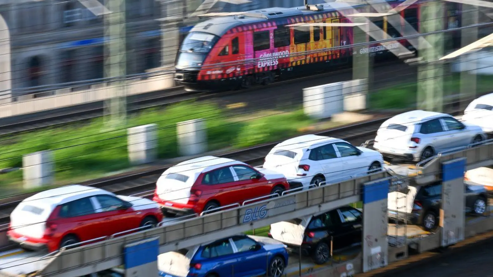 Die Kosten der Autokonzerne in Deutschland sind einem EY-Experten zufolge zu hoch, die Apparate zu schwerfällig. (Symboldbild) (Foto: Hendrik Schmidt/dpa)