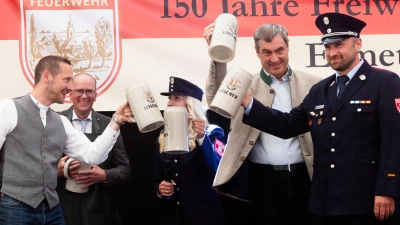 Stoßen gemeinsam an (von links): Sebastian Loscher von der gleichnamigen Brauerei, Jörg Rabenstein, Katja Wunderlich, Dr. Markus Söder und Markus Hegwein. (Foto: Evi Lemberger)
