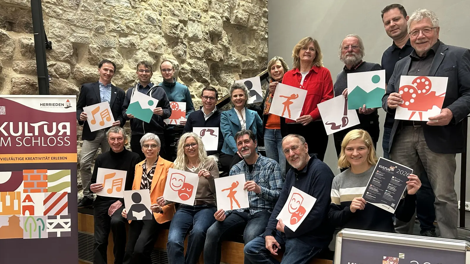 Zum Start der neuen Kulturreihe in Herrieden fanden sich Vertreterinnen und Vertreter der verschiedenen Angebote im Stadtschloss ein.  (Foto: Florian Pöhlmann)