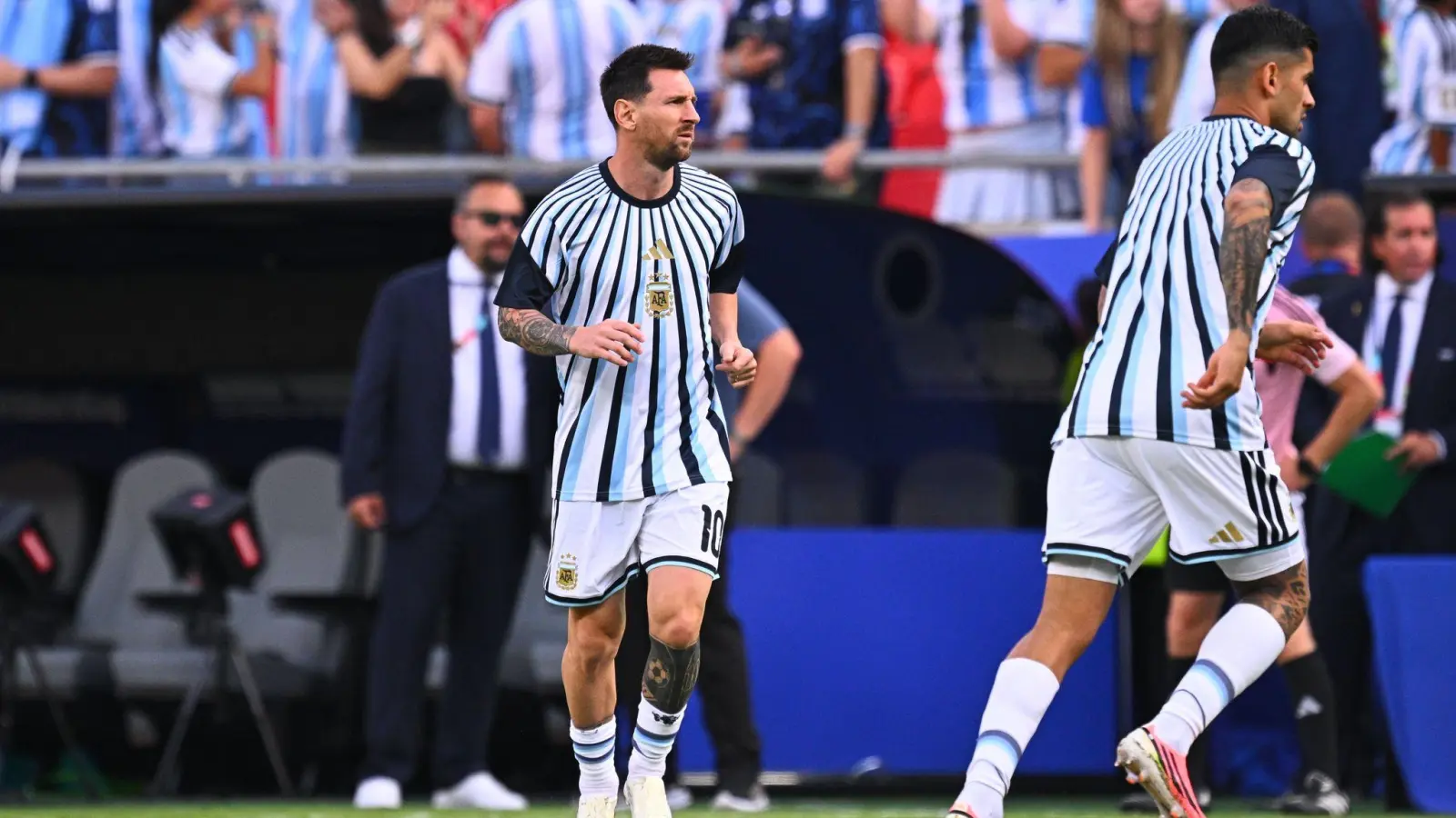 Lionel Messi beim Aufwärmen vor dem Duell mit Algerien. (Foto: Tom Weller/dpa)