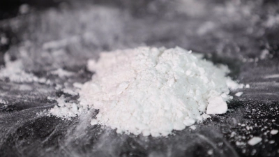 Vor Kindern soll der 32-Jährige Kokain konsumiert haben. (Symbolbild) (Foto: Christian Charisius/dpa)