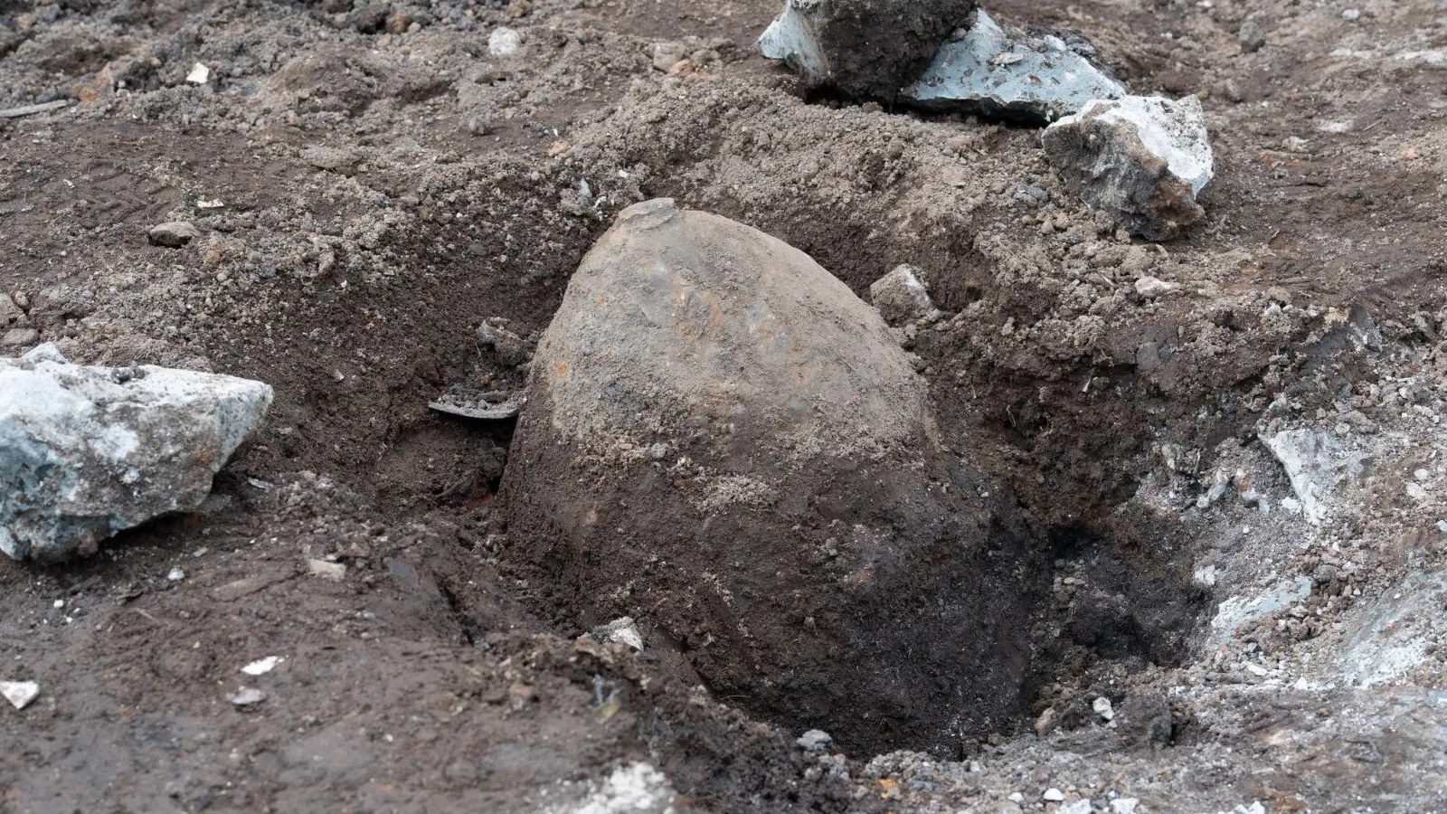 Die 500 Kilogramm schwere amerikanische Fliegerbombe. (Foto: Paul Zinken/dpa)