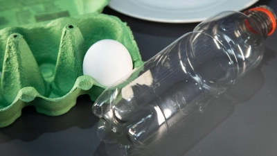 Eine Flasche soll dabei helfen, Eigelb von Eiweiß zu trennen - funktioniert das? (Foto: Christin Klose/dpa-tmn)