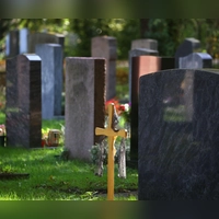 Geheimer Ort der letzten Ruhe? Nahe Angehörige dürfen auch nach der Beisetzung erfahren, wo die verstorbene Person bestattet wurde – sofern dies nicht ihrem Willen widerspricht. (Foto: Karl-Josef Hildenbrand/dpa)