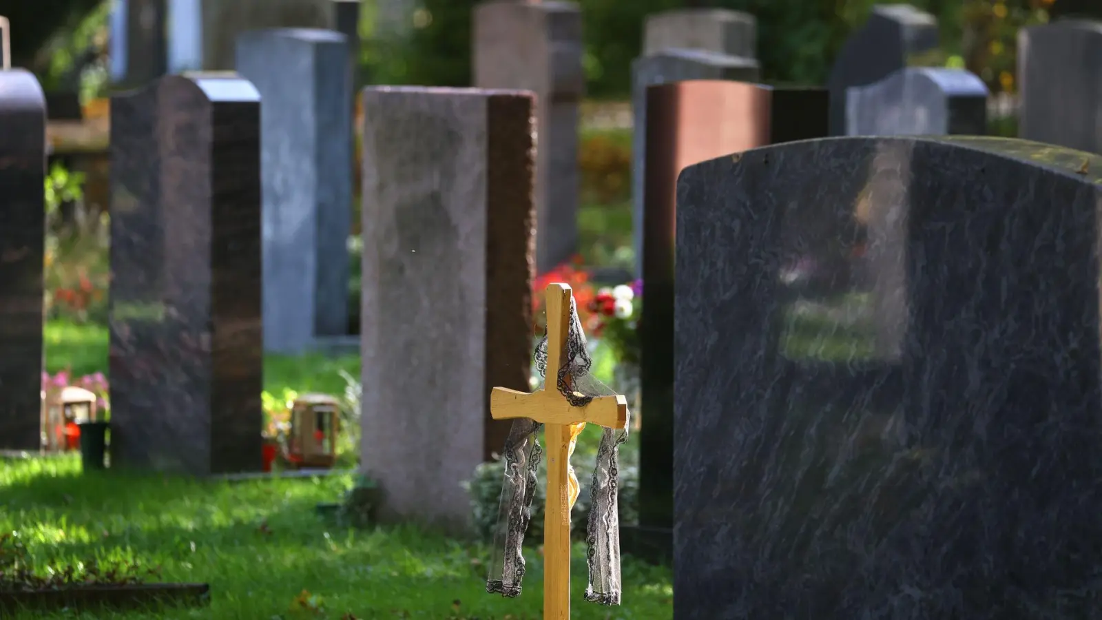 Geheimer Ort der letzten Ruhe? Nahe Angehörige dürfen auch nach der Beisetzung erfahren, wo die verstorbene Person bestattet wurde – sofern dies nicht ihrem Willen widerspricht. (Foto: Karl-Josef Hildenbrand/dpa)