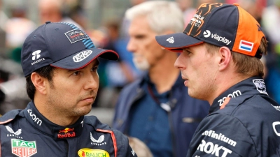 Sergio Pérez (l) bleibt auch nach der Sommerpause der Teamkollege von Max Verstappen. (Foto: Geert Vanden Wijngaert/AP/dpa)