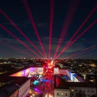 Eine Lasershow statt Feuerwerk gab es auf der Münchner Ludwigstraße 2025 (Archiv). (Foto: Peter Kneffel/dpa)