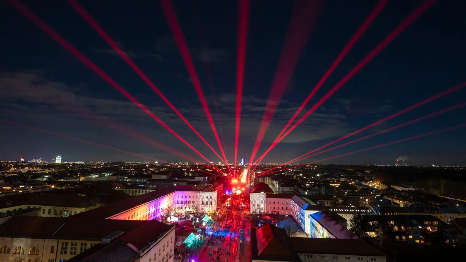 Eine Lasershow statt Feuerwerk gab es auf der Münchner Ludwigstraße 2025 (Archiv). (Foto: Peter Kneffel/dpa)