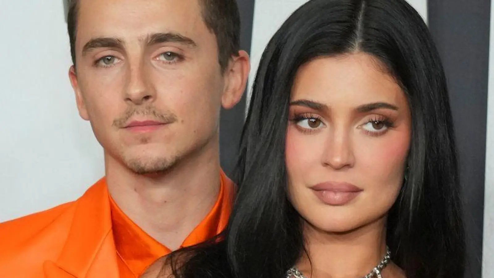 Zweimal in Orange: Timothée Chalamet (l) und seine Freundin Kylie Jenner bei der „Marty Supreme“-Premiere. (Foto: Jordan Strauss/Invision/AP/dpa)