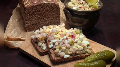 Fein gewürfelt landet das Häckerle mit salzigem Matjes, süßem Apfel, gekochtem Ei und knackigen Gurken auf dem Brot. (Foto: Doreen Hassek/hauptstadtkueche.blogspot.com/dpa-tmn)
