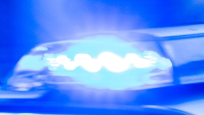 Die Einsatzkräfte leiten den Verkehr um die Unfallstelle um. (Symbolbild) (Foto: Jens Büttner/dpa)