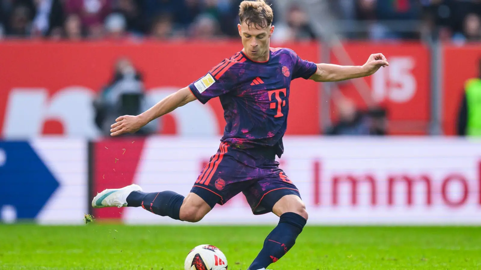 Joshua Kimmich soll nach einem privaten Schicksalsschlag in dieser Woche wieder Ball sein. (Archivbild)  (Foto: Tom Weller/dpa)