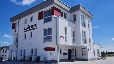 In diesem schmucken Neubau befinden sich unter anderem die lichtdurchfluteten Räumlichkeiten des Bauunternehmens Pfeiffer.  (Foto: Bauunternehmen Pfeiffer)