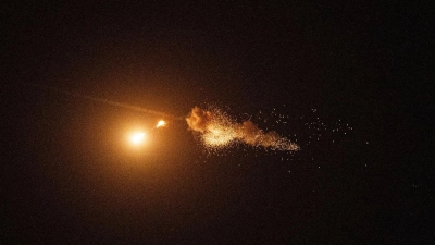 Die ukrainische Luftabwehr war in der Nacht einmal mehr im Dauereinsatz. (Archivbild) (Foto: Evgeniy Maloletka/AP/dpa)