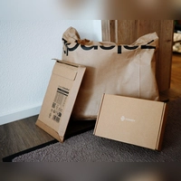 Verpackungen, die Unternehmen in Umlauf bringen, sollen zu großen Teilen recycelbar sein. Kartonage ohne Klebeband und andere Plastikkomponenten eignen sich dafür gut. (Foto: Luca Paul)