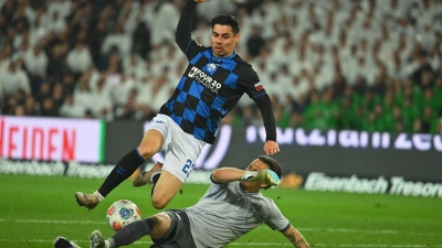 Raphael Obermair (hier im Zweikampf mit Hannovers Torwart Nahuel Noll am vergangenen Sonntag) fehlt dem Aufstiegsaspiranten Paderborn im Saisonendspurt. (Foto: Swen Pförtner/dpa)