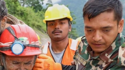 Soldaten bringen einen aus einem Tunnel geretteten Mann in Sicherheit.  (Foto: Uncredited/Nepal Army/AP/dpa)