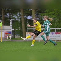 Sara Hofmann (in Gelb, hier in einem Spiel gegen Greuther Fürth) war nicht gerade für ihre Torgefahr bekannt, aber sie brachte viele andere Qualitäten ins Weinberger Spiel ein. (Foto: Martin Rügner)