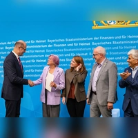 Ein Herz für die Heimat (v.l.): Minister Albert Füracker beglückwünschte die Bechhöfer Abordnung mit Anne-Mary Lang, Beatrix Getze und Landtagsabgeordnetem Helmut Schnotz. (Foto: Florian Graser)