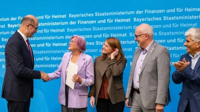 Ein Herz für die Heimat (v.l.): Minister Albert Füracker beglückwünschte die Bechhöfer Abordnung mit Anne-Mary Lang, Beatrix Getze und Landtagsabgeordnetem Helmut Schnotz. (Foto: Florian Graser)