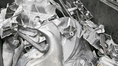 Aluminium aus Autoteilen soll künftig öfter wiederverwendet werden. (Symbolbild) (Foto: Patrick Pleul/dpa)