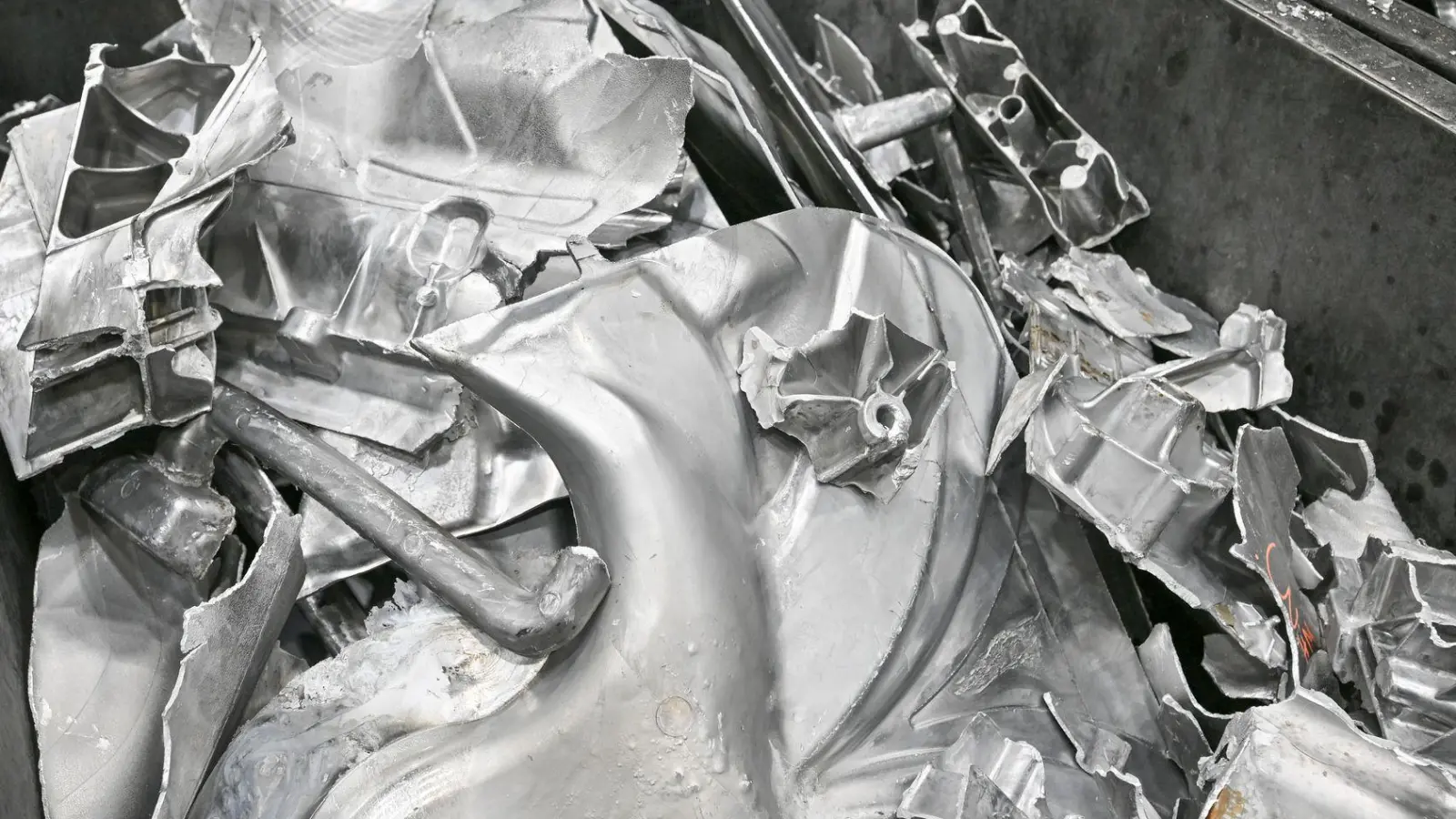 Aluminium aus Autoteilen soll künftig öfter wiederverwendet werden. (Symbolbild) (Foto: Patrick Pleul/dpa)