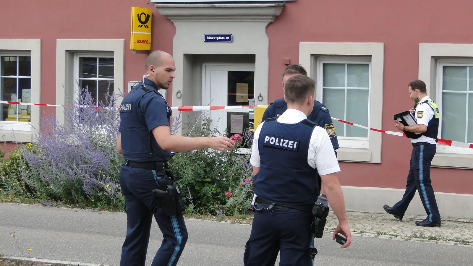 Gegen 9.45 Uhr kam es zu dem Überall auf die Postfiliale in Lehrberg. (Foto: Winfried Vennemann)