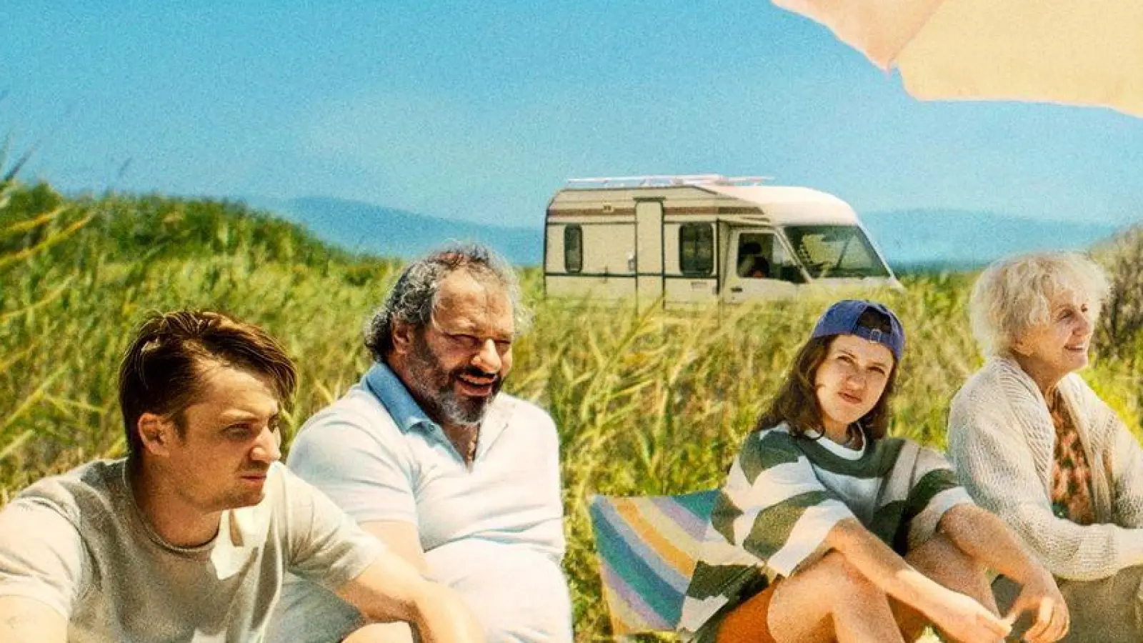 Pierre Lottin (v.l.n.r.) als Rudy, David Ayala als Bruno, Juliette Gasquet als Anna und Helene Vincent als Marie in einer Szene des Films „Bon Voyage - Bis hierher und noch weiter“. (Foto: -/Happy Entertainment/dpa)